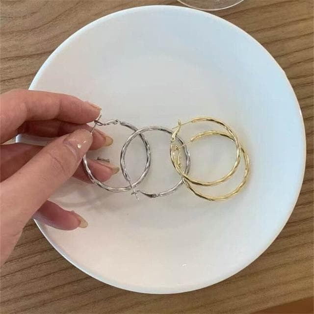 耳環簡約金色圓圈耳環女夏高級感素圈耳夾耳飾時髦千金感輕盈精緻輕奢高級韓國不過敏看不膩超閃耳環耳飾飾品配禮服百搭禮物千金感