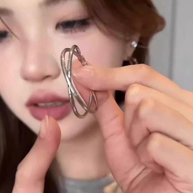 耳環銀色雙層交叉耳圈無耳洞蚊香盤耳夾女小眾設計感素圈耳環顯臉小輕盈精緻輕奢高級韓國不過敏看不膩超閃耳環耳飾配禮服百搭禮物