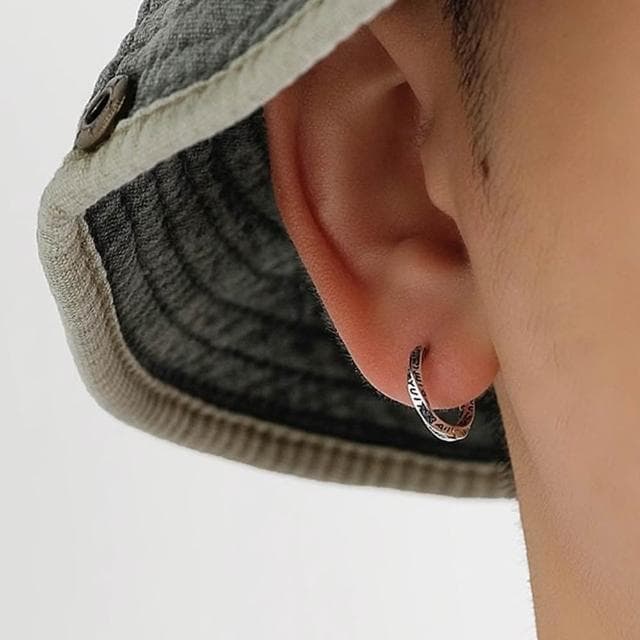 【MoonDy】莫比烏斯耳環 英文塗鴉耳圈 純銀耳環 環形耳環 素圈耳扣 男生飾品 耳環女 扭轉耳飾 配飾