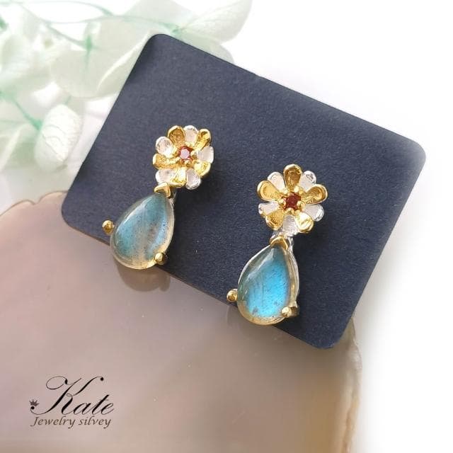 【KATE】銀飾 小雛菊天然拉長石石榴石純銀耳環 手工珠寶款 超美藍綠光 手工款 可改夾 閃石系 激發靈感 藝術家之石 生日禮物 情