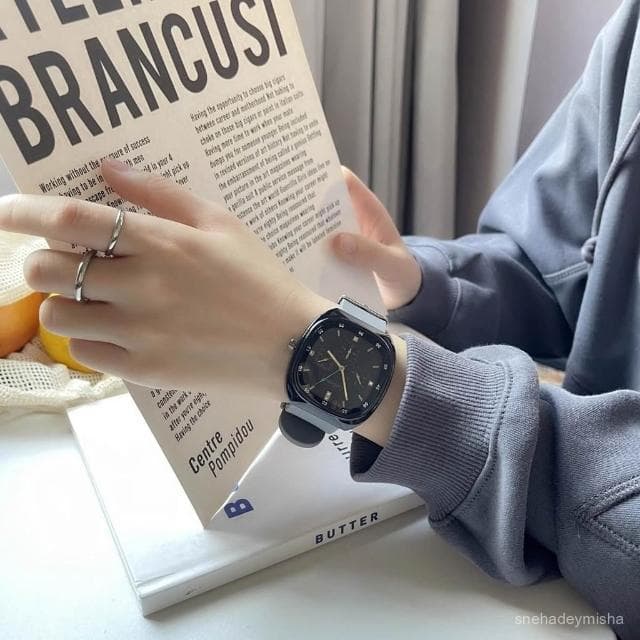 小李甄選  小衆方形硅膠女士手錶學生高顔值潮流休閒百搭運動高級感氣質女錶