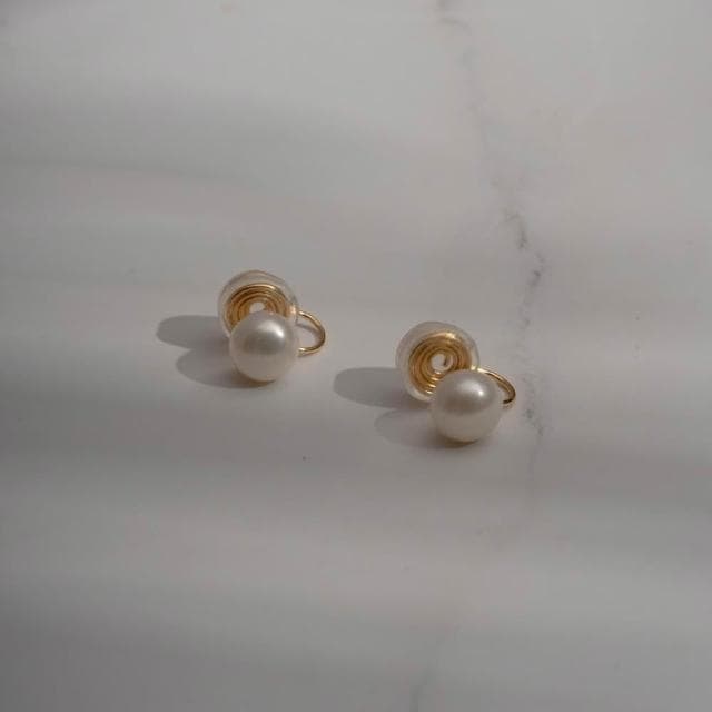 Char Me 耳夾專賣 5A等級淡水珍珠．雙層彈簧蚊香盤耳夾 - 白色 ( 9- 9.5 mm)(珍珠夾式耳環)