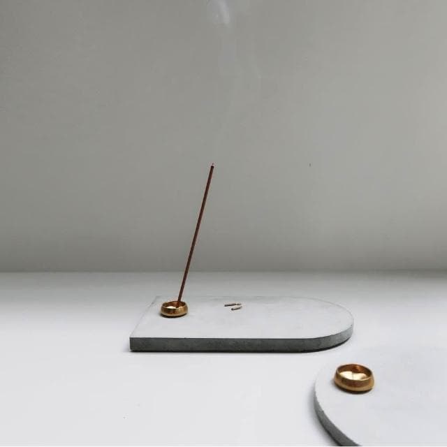 灰調 MIST 霧光｜拱形黃銅圓座水泥線香盤・擴香盤