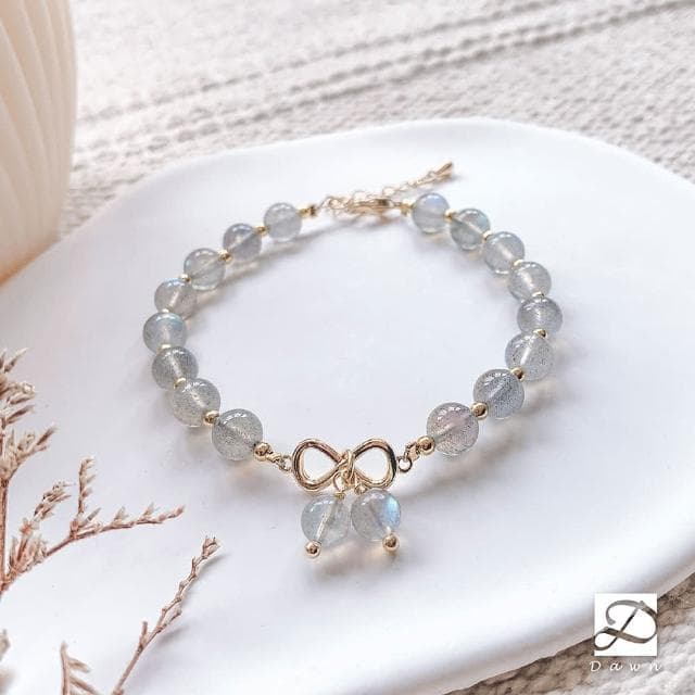 【Dawn Fashion 彤恩時尚】我是你的小蝴蝶//愛情水晶手鍊//拉長石 灰月光 /生日禮物/情人節禮物