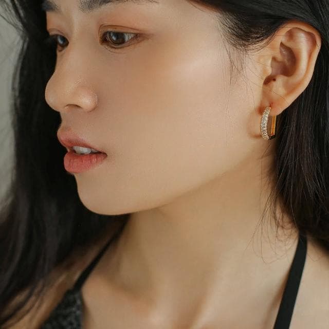 【LEESA】鋯石耳環\字母耳環\K金耳環\金色耳環\大耳環\環狀耳環\易扣式耳環\個性耳環\韓國耳環\生日禮物