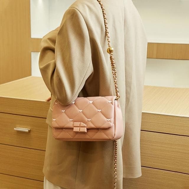 【LEESA】鏈條包\包包\側背包\小香風包包\可愛包包\愛心刺繡包\愛心小香包\菱格紋女包\肩背包\小金球包包\女生\禮物