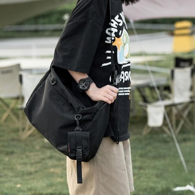 【LEESA】尼龍斜背包\工裝包\斜背包\大包包\男包包\女包包\韓國斜背包\多功能包包\休閒郵差包\黑色包包\禮物