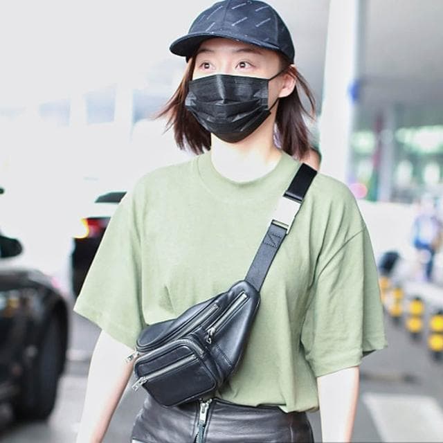 【LEESA】鍊條包\小方包\腰包\胸包\手機包\肩背包\斜背包\黑色包包\側背小包\情侶包包\日系包包\禮物