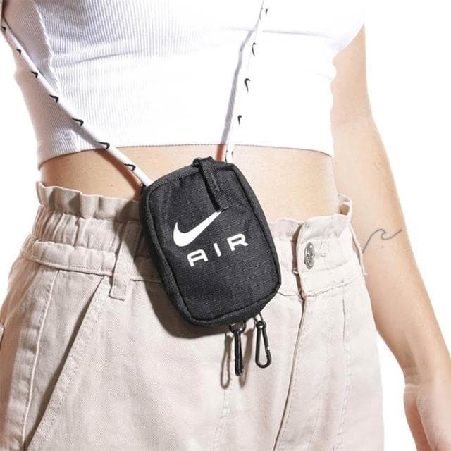 【NIKE 耐吉】POUCH AIR 黑色識別證帶包 貼身零錢包 斜肩包 小廢包 隨身包 頸掛小包 生日禮物(N1007479027OS)