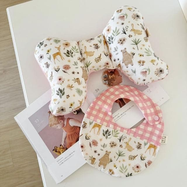 【Lianne baby】粉鹿熊森林手工寶寶蝴蝶枕圍兜彌月禮盒 嬰兒禮物(滿月禮 收涎禮物 週歲禮 彌月禮盒)