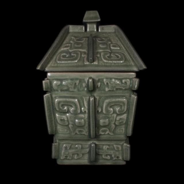 《博古珍藏》宋 龍泉窯青瓷亞醜方彝式蓋罐 早期收藏 老件瓷器 國際拍賣級文物