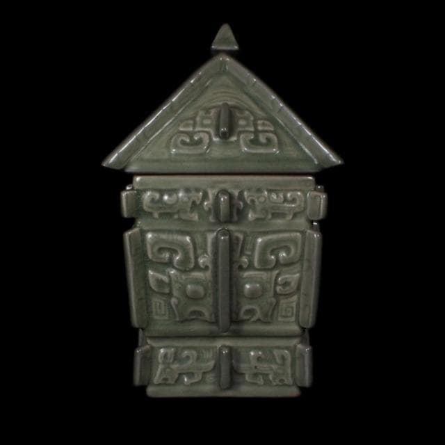 《博古珍藏》宋 龍泉窯青瓷亞醜方彝式蓋罐 早期收藏 老件瓷器 國際拍賣級文物