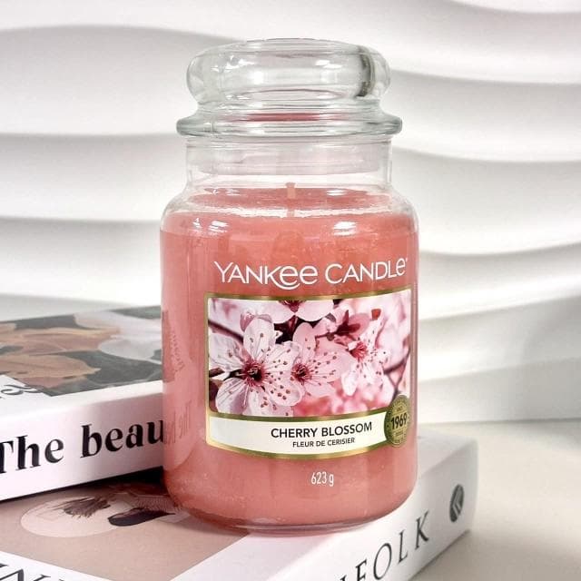 【YANKEE CANDLE】YANKEE CANDLE 香氛蠟燭 623g 仲夏之夜/裁剪玫瑰/夜半茉莉/紅樹莓/粉紅櫻花(櫻花香氛)《小平頭香水店》