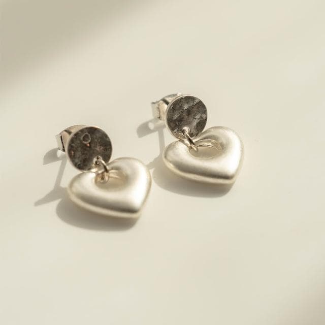 【Queenshop】QUEENSHOP_ S 女裝 正韓 鏤空愛心吊墜耳針式耳環 現+預 07030933