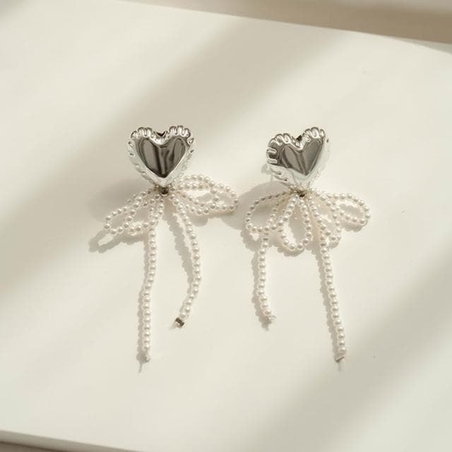 【Queenshop】QUEENSHOP_ S 女裝 正韓 大愛心珍珠蝴蝶結垂墜耳針式耳環 現+預 07030945
