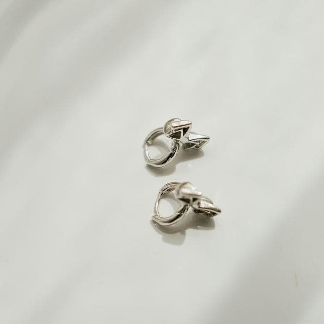 【Queenshop】QUEENSHOP_ S 女裝 正韓 立體金屬蝴蝶結C型耳環 現+預 07030928