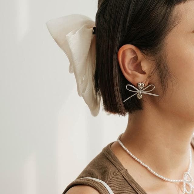 【Queenshop】QUEENSHOP_ S 女裝 正韓 愛心皮革蝴蝶結耳針式耳環 現+預 07030941