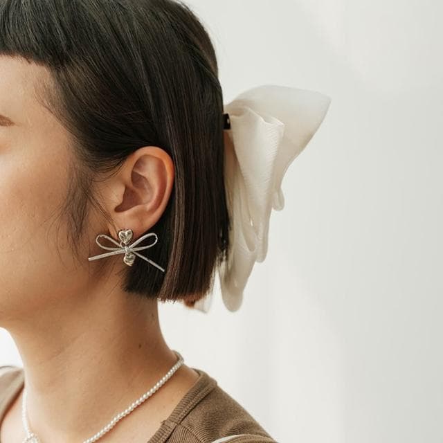 【Queenshop】QUEENSHOP_ S 女裝 正韓 愛心皮革蝴蝶結耳針式耳環 現+預 07030941