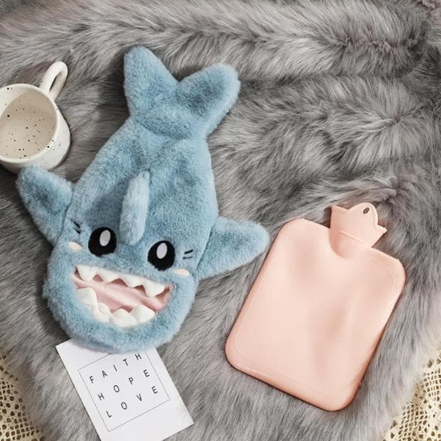 鯊魚寶寶熱水袋 暖肚子 1000ml 熱水袋 造型熱水袋 保溫 暖手 熱敷袋 暖暖袋 絨毛熱水袋 保暖熱水袋 暖手袋