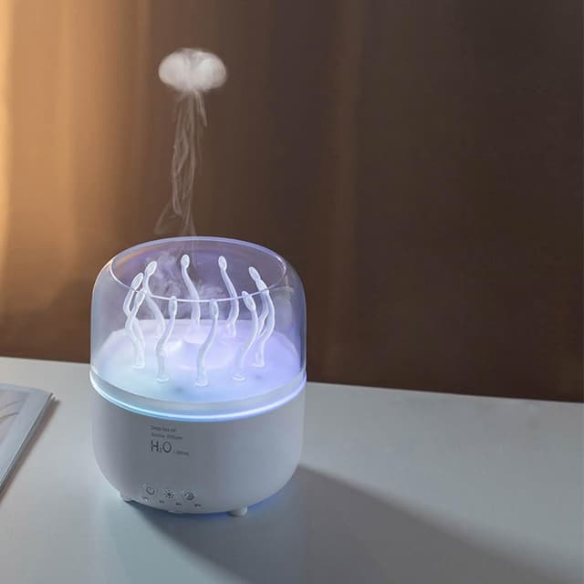 【D+ 滴家】旋轉水草加濕器 大霧量水母香薰機 吐圈圈香薰機 精油噴霧器 超聲波 香氛機 炫彩旋轉水草大霧擴香加濕器 家用桌上型 七彩燈光 遙控 USB供電