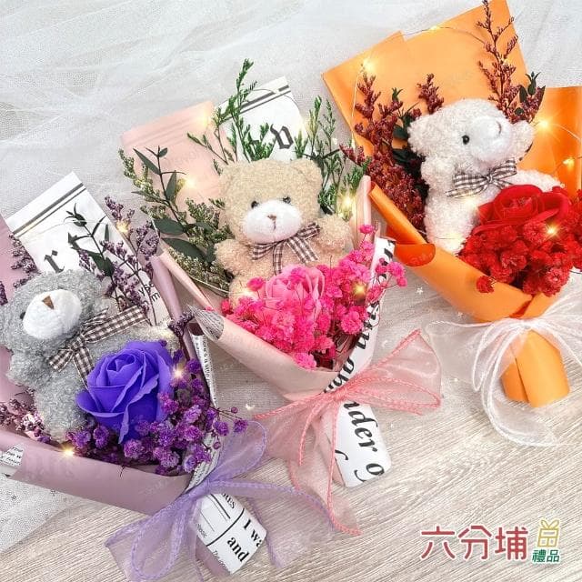 【六分埔禮品】柔柔玫香小熊滿天星LED香氛花束-多色任選(擺飾玫瑰花束情人節母親節畢業禮物人造花)