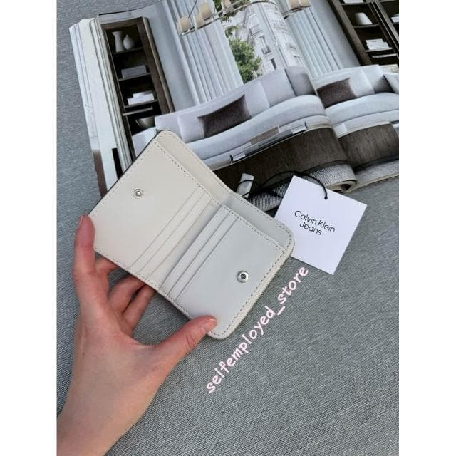 【Calvin Klein】CK 浮雕logo短夾 拉鍊式 零錢包 對開