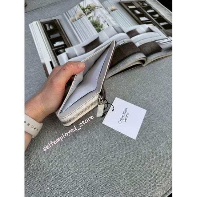 【Calvin Klein】CK 浮雕logo短夾 拉鍊式 零錢包 對開