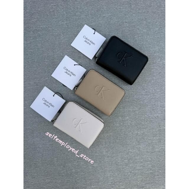 【Calvin Klein】CK 浮雕logo短夾 拉鍊式 零錢包 對開