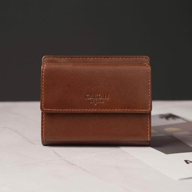 CALTAN DESIGN | 溫情扣式對摺真皮短夾 075270 五色(真皮 中夾  皮夾 錢包 招財 母錢包)