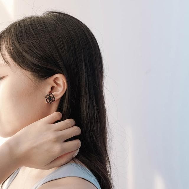 【Queenshop】QUEENSHOP_ S 女裝 正韓 串珠花朵設計耳針式耳環 三色售 現+預 07030931