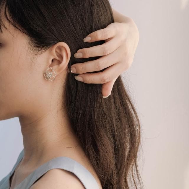 【Queenshop】QUEENSHOP_ S 女裝 正韓 串珠花朵設計耳針式耳環 三色售 現+預 07030931
