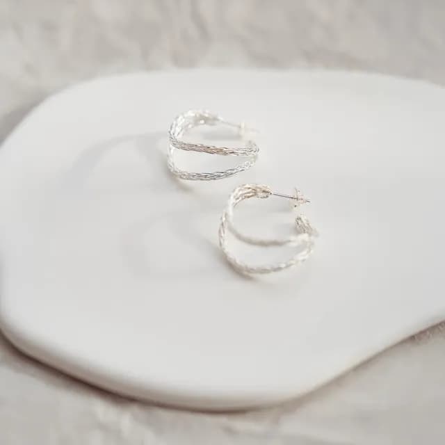 【Queenshop】QUEENSHOP_ S 正韓 麻花編織雙環造型耳針式耳環 現+預 07030939
