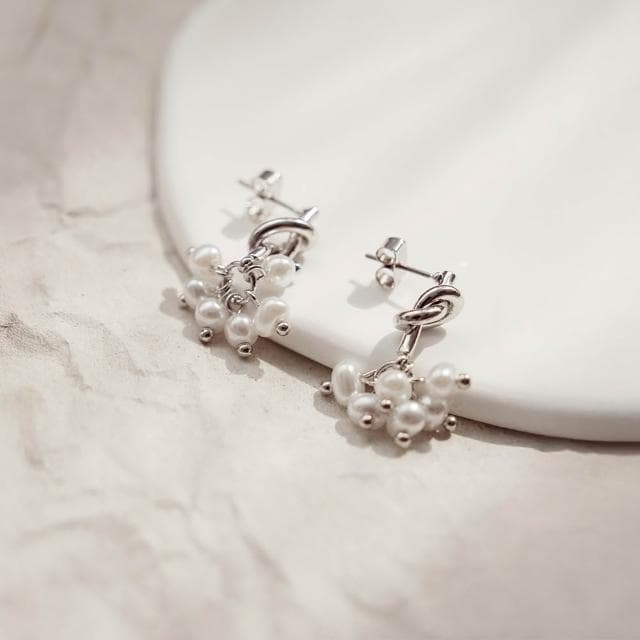 【Queenshop】QUEENSHOP_ S 正韓 簡約垂墜珍珠造型耳針式耳環 現+預 07030940