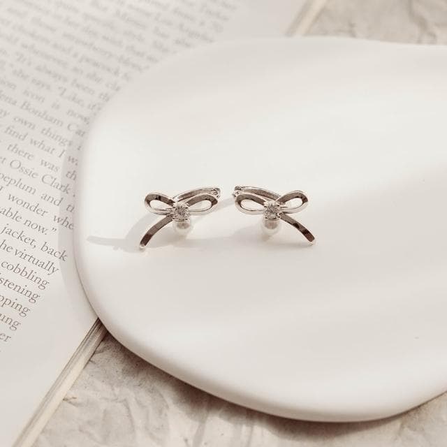 【Queenshop】QUEENSHOP_ S 正韓 水鑽設計蝴蝶結珍珠耳針式耳環 現+預 07030944