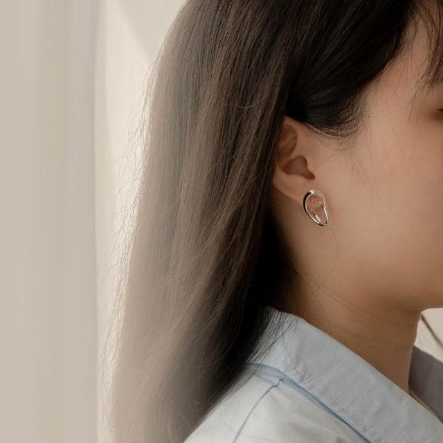 【Queenshop】QUEENSHOP_ S 正韓 幾何弧線設計耳針式耳環 現+預 07030951