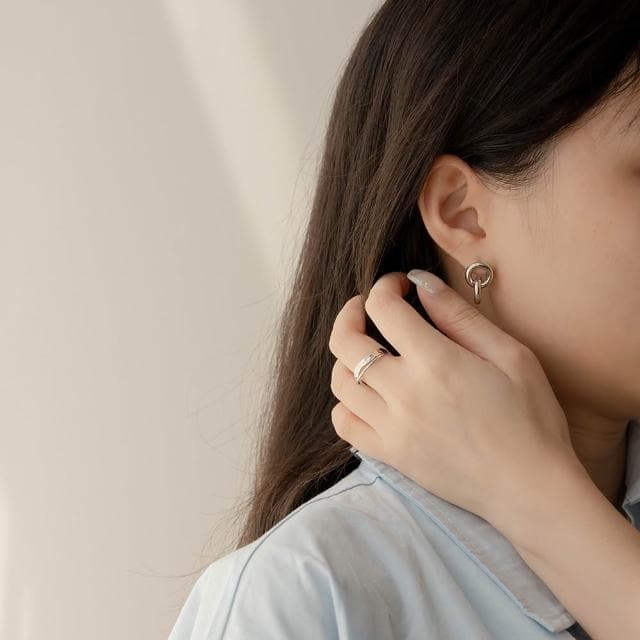 【Queenshop】QUEENSHOP_ S 正韓 交叉環設計耳針式耳環 現+預 07030955