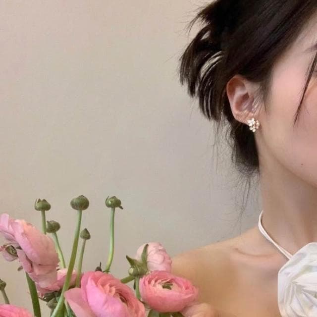 「耳夾專區」D55 唯美珍珠花朵耳夾 夾式耳環 蚊香盤無痛耳夾 花朵錦簇耳環 無耳洞耳環