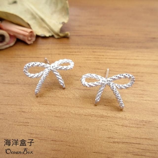 【海洋盒子】甜美亮眼雪花蝴蝶結緞帶S925純銀耳環 .針式貼耳耳環