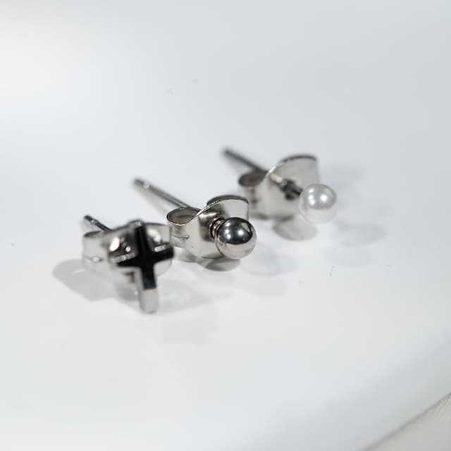 【Queenshop】QUEENSHOP_ S 女裝 正韓 個性十字架珠珠耳環組 現+預 07030963
