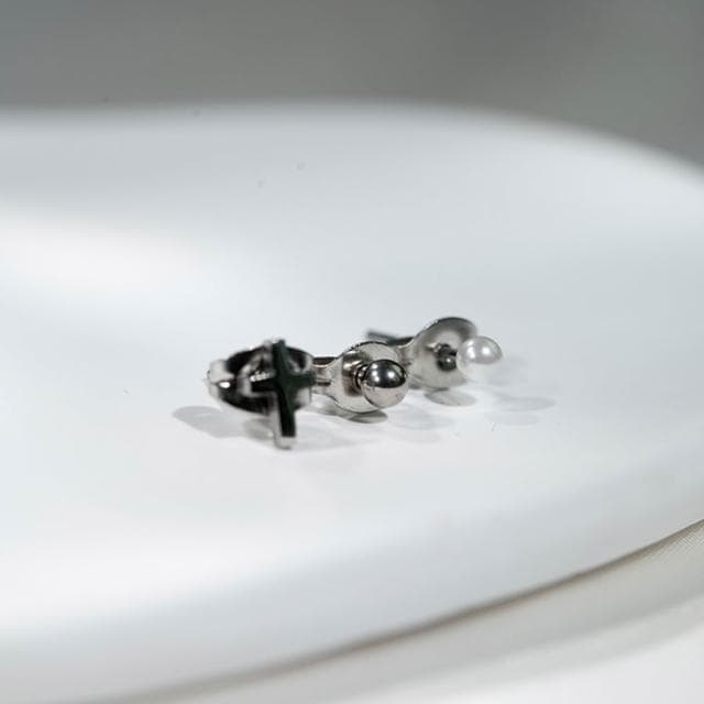 【Queenshop】QUEENSHOP_ S 女裝 正韓 個性十字架珠珠耳環組 現+預 07030963