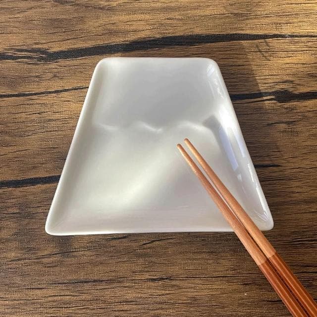 ［拾憩］日本 小田陶器 富士山白瓷醬油盤 精緻做工 小皿 豆皿 醬料碟 醬油碟 小碟子 調味料 小盤子 小菜盤 入厝禮物