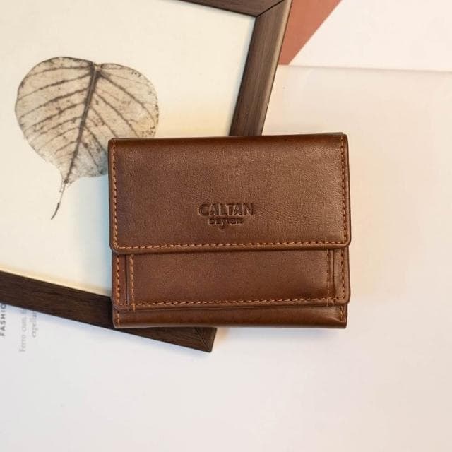 CALTAN DESIGN | 小文藝扣式真皮短夾 075055 五色(真皮 中夾 皮夾 錢包)