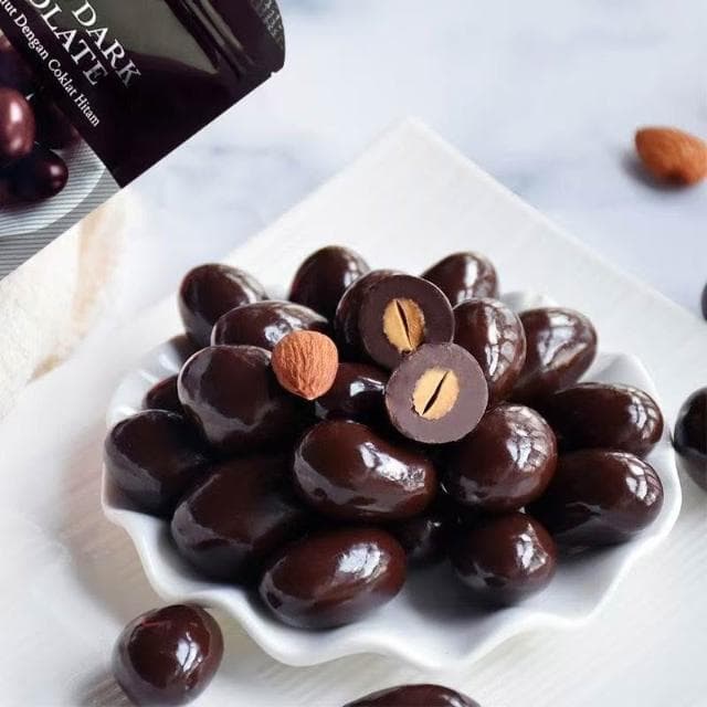 天下美食 馬來西亞原裝進口倍樂思扁桃仁夾心牛奶巧克力黑巧克力袋裝35g