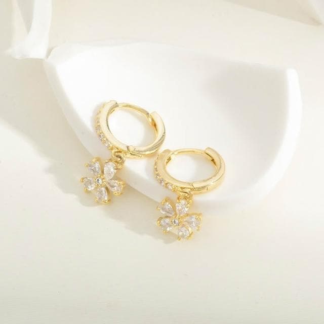 Miss Si【現貨速發】珍珠花瓣一卡三對套裝耳環 女 高級感輕奢華麗 疊搭混搭 耳飾品精緻學生通勤上班族耳扣耳釦 百搭