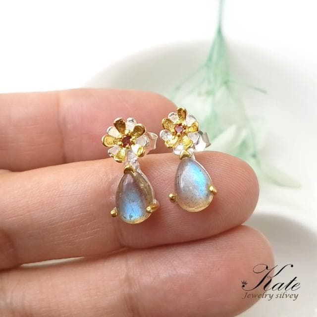 【KATE】銀飾 小雛菊天然拉長石石榴石純銀耳環 手工珠寶款 超美藍綠光 手工款 可改夾 閃石系 激發靈感 藝術家之石 生日禮物 情