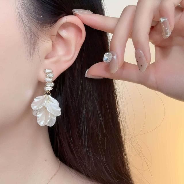 耳環法式輕奢超仙白色貝殼花朵耳環時尚洋氣設計感蚊香盤耳環耳飾女耳環耳釘耳飾女生耳環法式耳環流行百搭耳釘生日禮物貼耳耳環