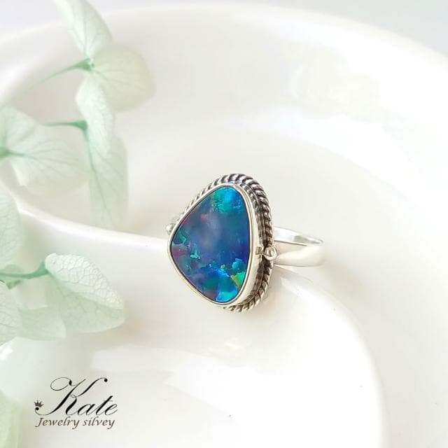 【KATE】銀飾 優雅隨形澳洲天然蛋白石純銀戒指 變彩斑斕 手工銀框 opal 澳泊戒指 十月生日石 生日禮物 情人禮物
