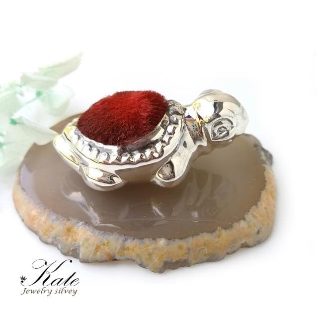 【KATE】銀飾 可愛小海龜紅絲絨針插純銀擺件 針包 針插包 海龜擺件 海洋系 繡娘最愛 生日禮物 情人禮物