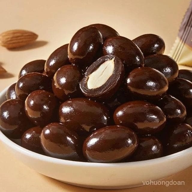 心心相印 憨豆熊巴旦木夾心黑巧克力可可脂堅果仁袋裝網紅休閒零食解饞小喫