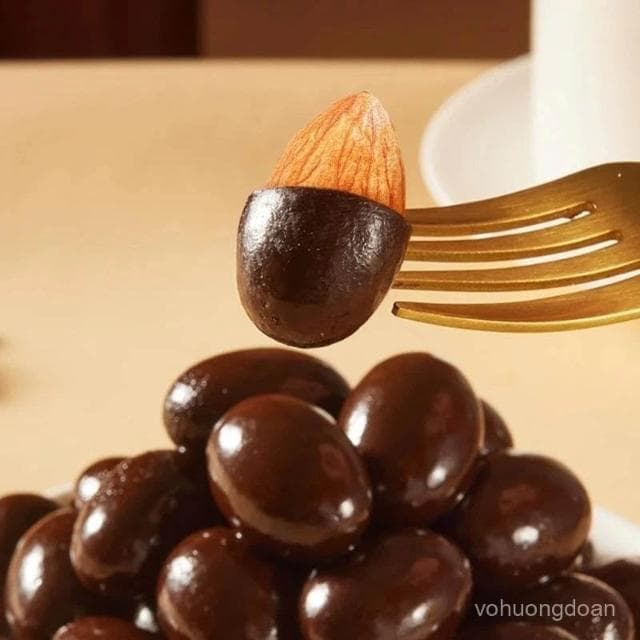 心心相印 憨豆熊巴旦木夾心黑巧克力袋裝可可脂堅果仁網紅休閒零食解饞小喫